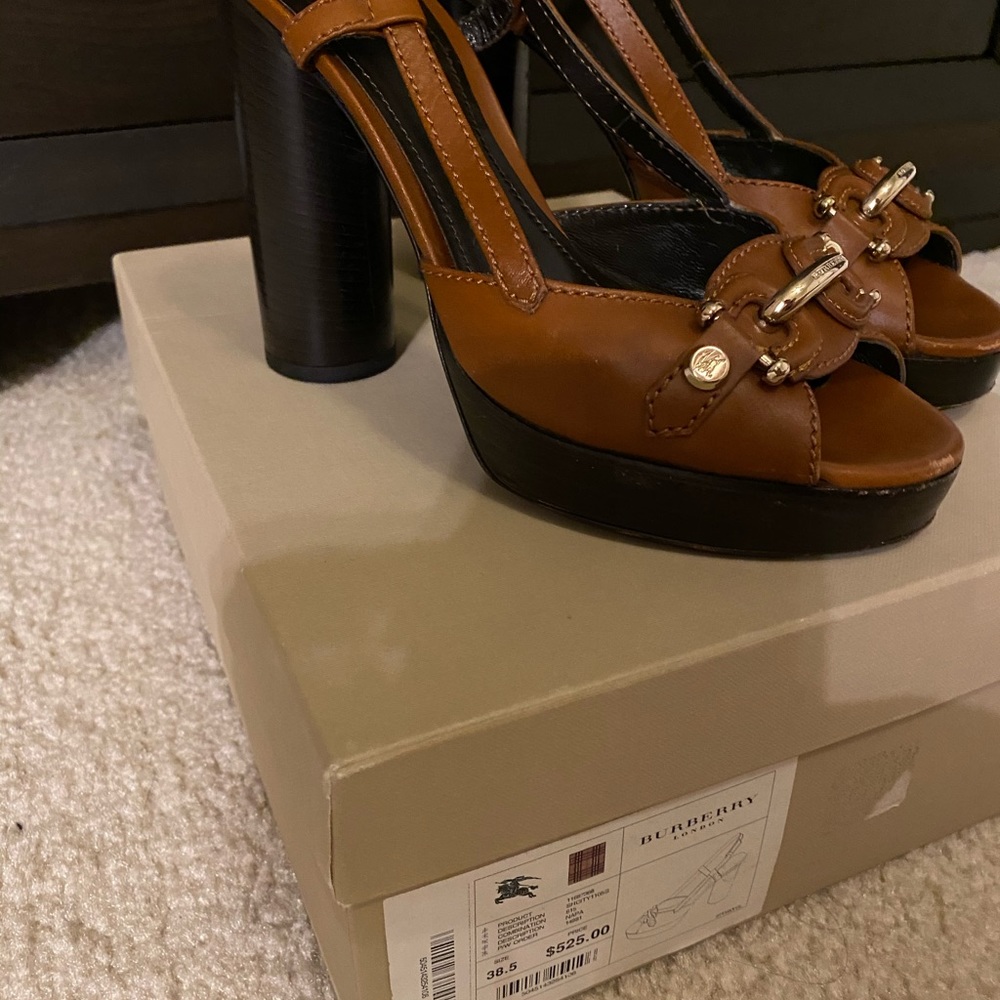 ❌❌SOLD❌❌Burberry Authentic Heels - Picture 8 of 11